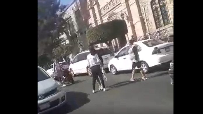 Video: Captan pelea afuera de reconocida escuela de Morelia