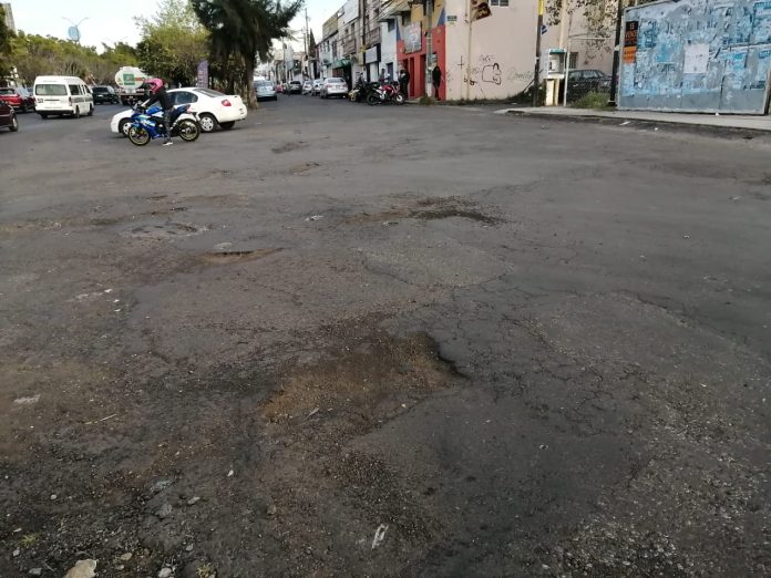 Avanzan con rapidez los baches en Periférico Paseo de la República