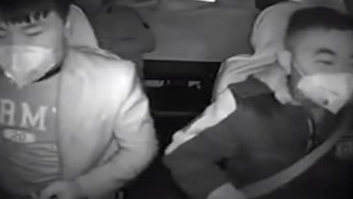 Taxista chino corre a su pasajero por toser