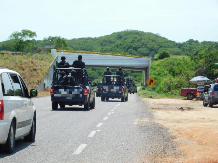 Emboscan a la Policía Michoacán; hay un oficial herido y cuatro detenidos