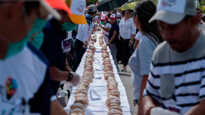 Utilizaron 2 toneladas de harina para hacer la rosca más grande del mundo