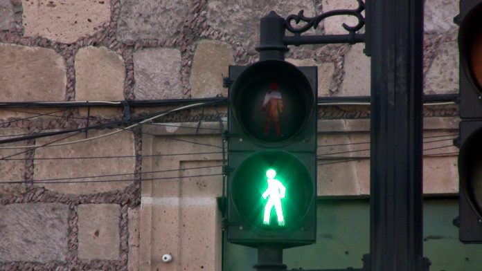 Semáforos peatonales mal sincronizados, denuncian morelianos