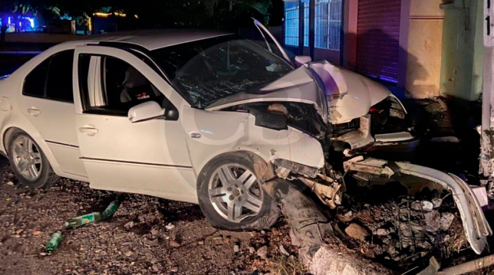 Abandona su auto tras destrozarlo con un poste de la CFE