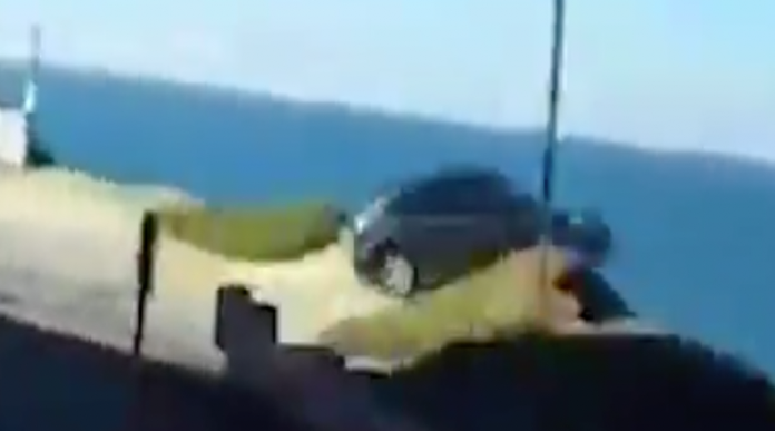 VIDEO: Por viajar a toda velocidad, auto cae por acantilado 