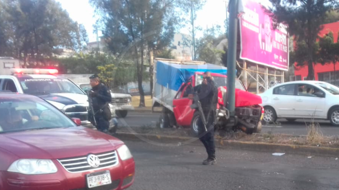 Joven destroza camioneta en el periférico norte de Morelia