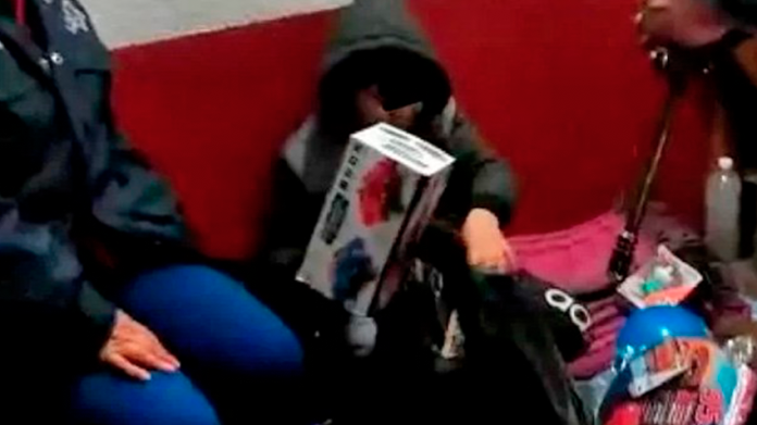 Mamá aseguró a su hijo que los Reyes Magos lo habían olvidado y él se escapa de su casa