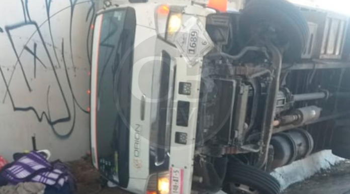 Vuelca camioneta con químicos en la Siglo XXI