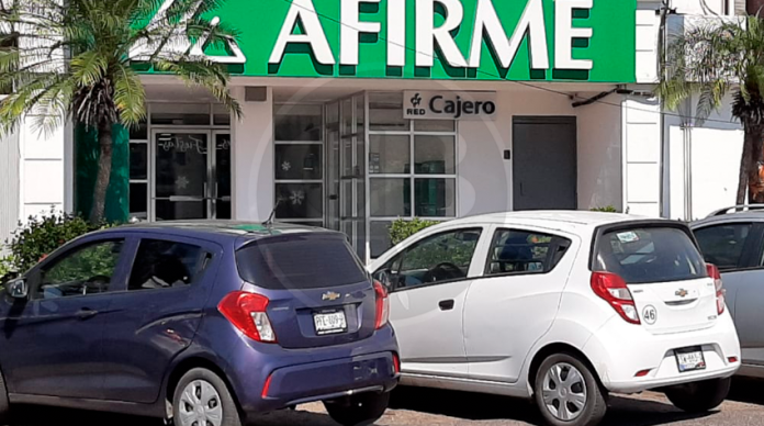 Cuentahabiente señala a cajera como cómplice de ladrones que lo atracaron