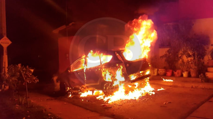 Se incendia camioneta y mujer casi muere intoxicada