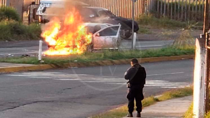 Se incendia vehículo en la avenida Lázaro Cárdenas