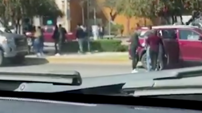 VIDEO: A punta de pistola, roban a una familia su camioneta en San Miguel de Allende