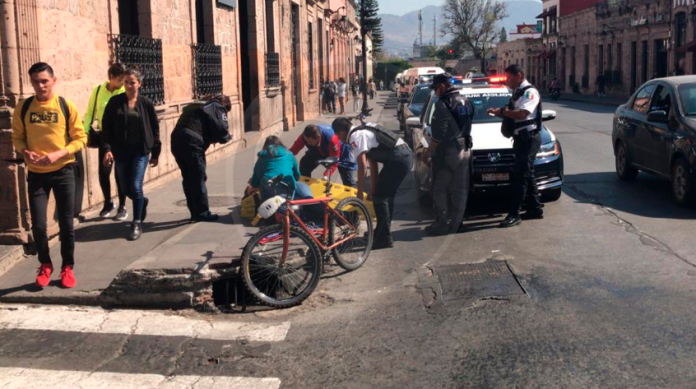 Galería: Motocicleta y auto deportivo chocan sobre Madero, a una calle de Las Tarascas