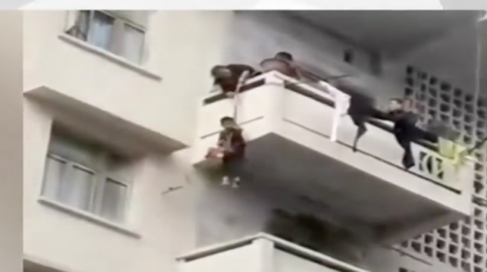 VIDEO: Con una cuerda, baja a su nieto del balcón de un quinto piso para que salve a su gato