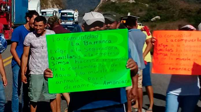 Bloquean la Siglo XXI, exigen pago de indemnización por contaminación de amoniaco