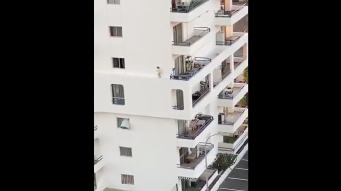 VIDEO: Niña camina por la cornisa de un edificio, a varios metros de altura