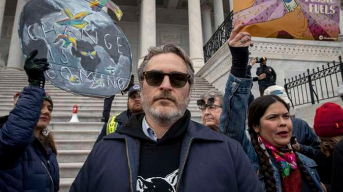 Arrestan a Joaquín Phoenix por activismo contra el cambio climático