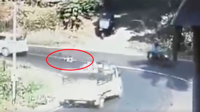 VIDEO: Niño cae de auto al abrirse la puerta del auto en que viajaba