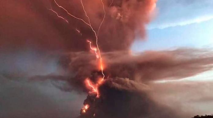 Despierta volcán Taal después de 40 años; hay alerta de tsunami volcánico