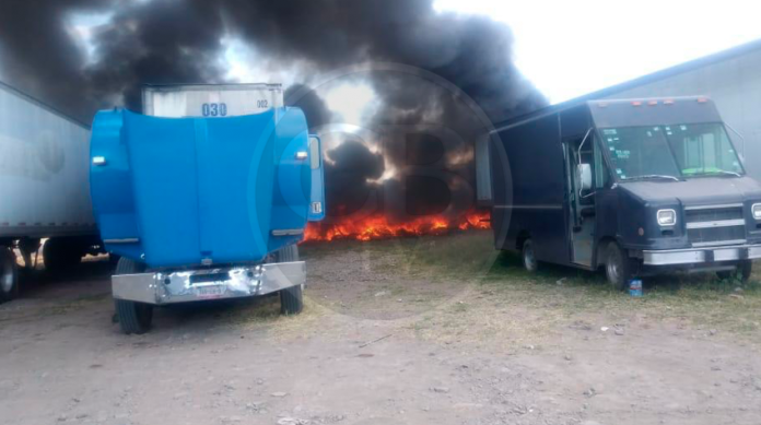 Al menos un tráiler resultó afectado luego que un incendio