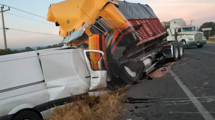 Dos muertos al chocar camioneta de frente con un tráiler