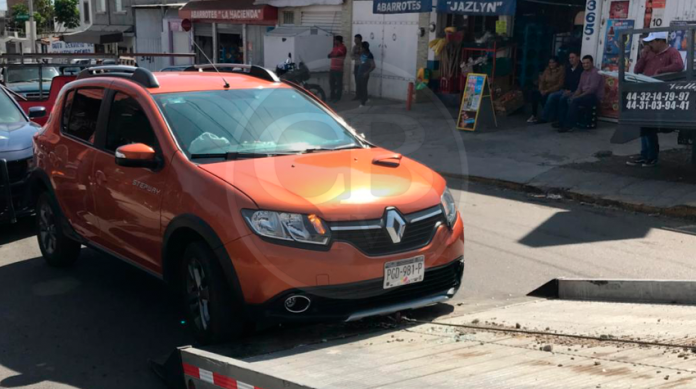 Colisionan dos vehículos al norte de Morelia