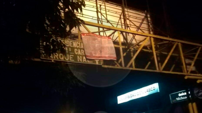 Colocan narcomantas en puentes de Uruapan