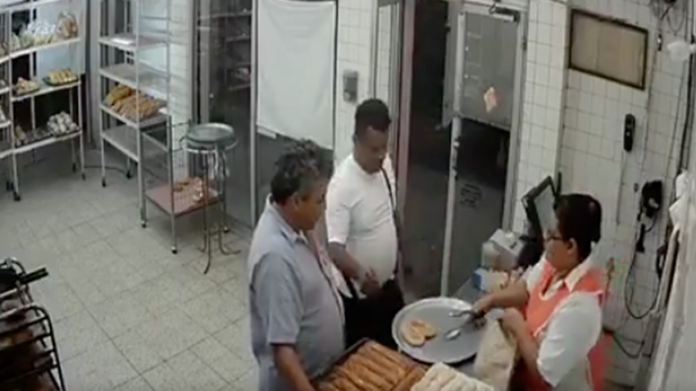 VIDEO: ¡Solo en México! Asalta panadería y antes de irse pide un pan para llevar