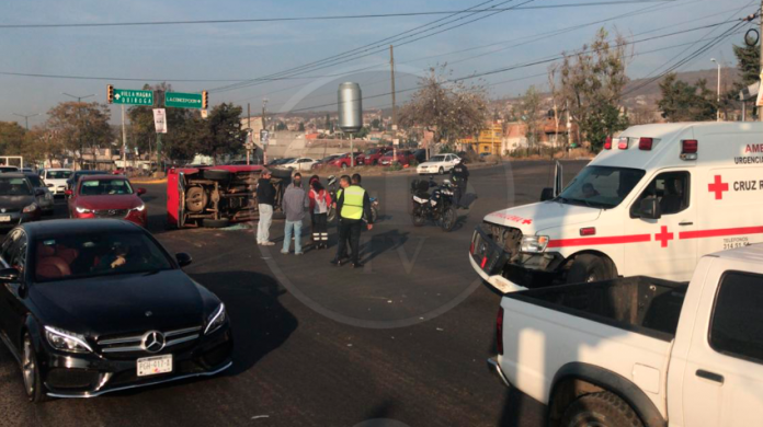 Choque de ambulancia con camioneta; esta última queda volcada en la salida a Quiroga