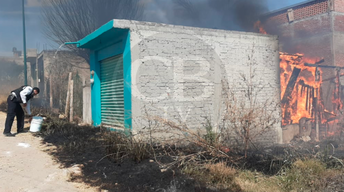 Arde en llamas una vivienda y dos predios al norte de Morelia