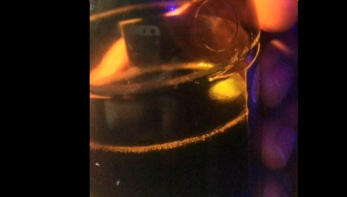 En México: Pidió una cerveza en un bar y encontró una pastilla disolviéndose en ella