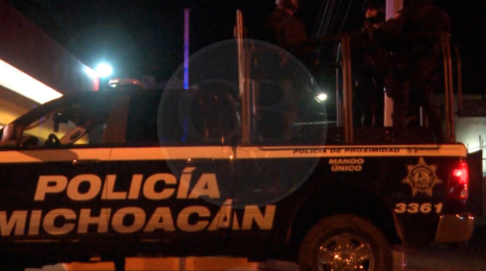 Civiles armados dejan narcomantas en Uruapan