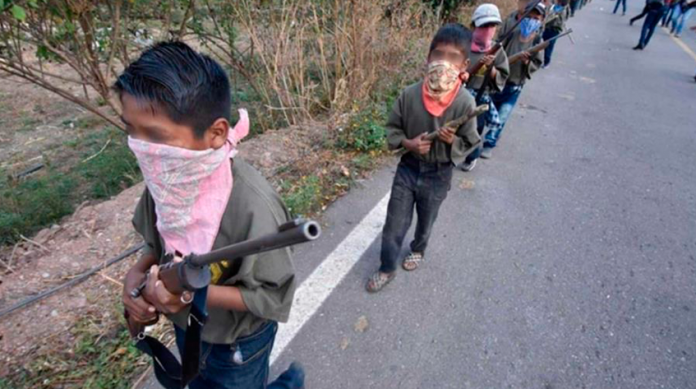 Indígenas arman a sus niños para defenderse contra los Ardillos
