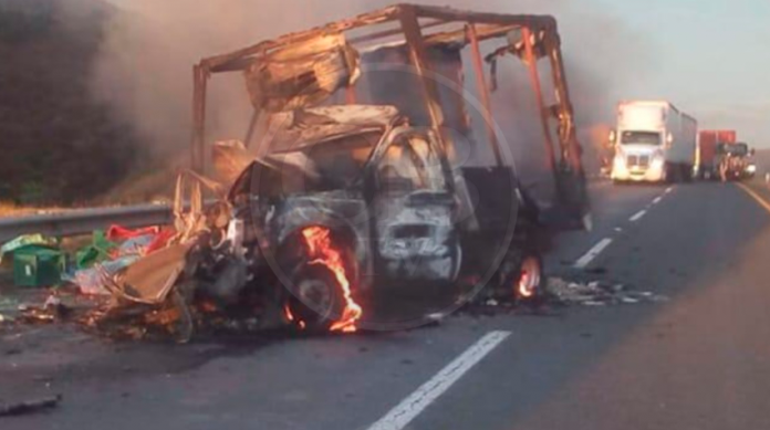 Se impacta camioneta por alcance y termina calcinada en la autopista de Occidente