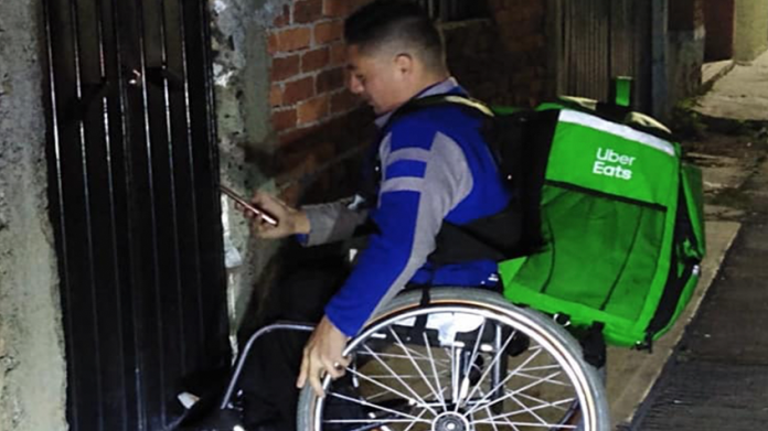 Morelia: ¡Hagan sus pedidos! Se vuelve viral joven que reparte comida en silla de ruedas
