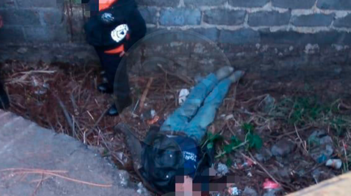 Hallan un muerto afuera del panteón de Los Reyes