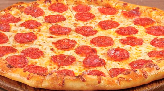 Repartidor de pizza podría pasar 18 años en la cárcel por escupir en un pedido