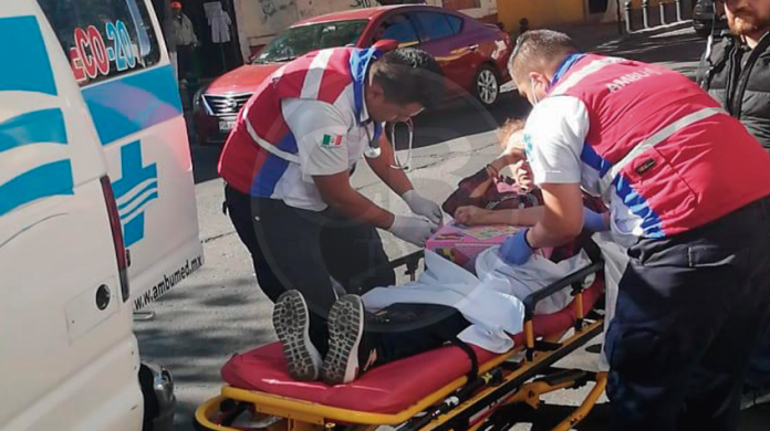 Motociclista arrolla a una fémina sobre Madero Oriente