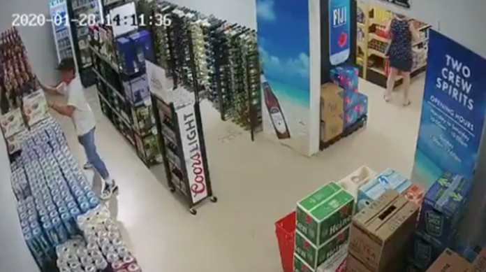 VIDEO: ¡Primero lo más importante! Hombre intenta 