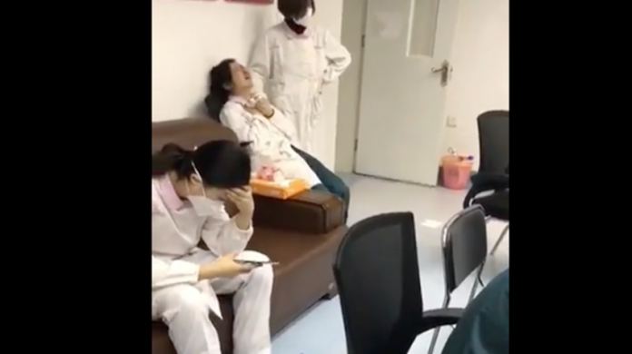 VIDEO: ¡Desesperada! Doctora que atiende Coronavirus, rompe en llanto