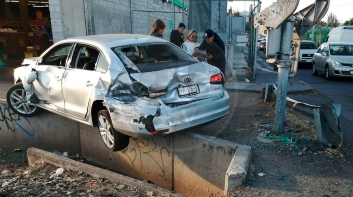 Se salva de milagro al ser embestido por el tren