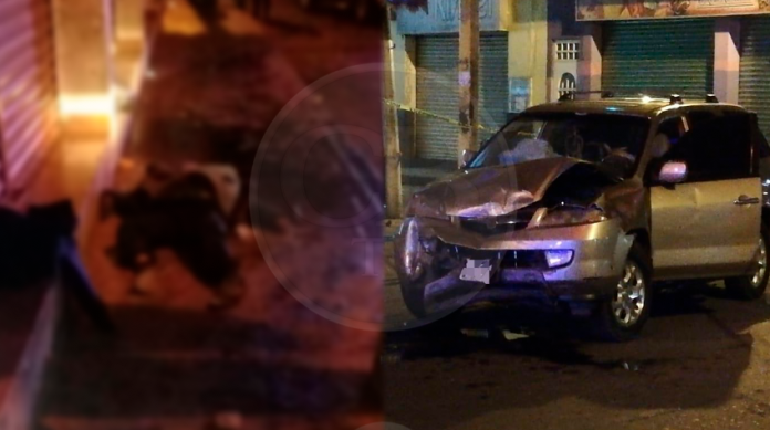 Camioneta arrolla a un indigente que dormía afuera de una zapatería