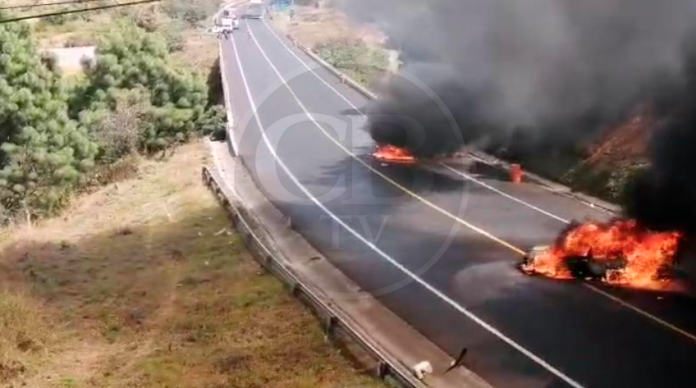 #ÚltimaHora: Se registra quema de autos en la Siglo XXI, por sicarios del crimen organizado