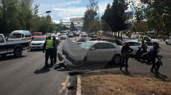 Camioneta le rebana el frente a un auto, arranca un árbol y casi derriba luminaria al norte de Morelia