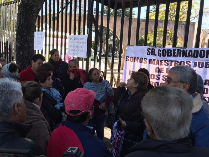 Por adeudos, jubilados toman Secretaría de Finanzas