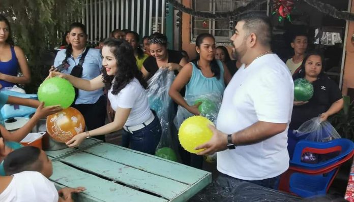Diputado Paco Huacus y Regidora Blanca Álvarez entregaron juguetes a niños de escasos recursos