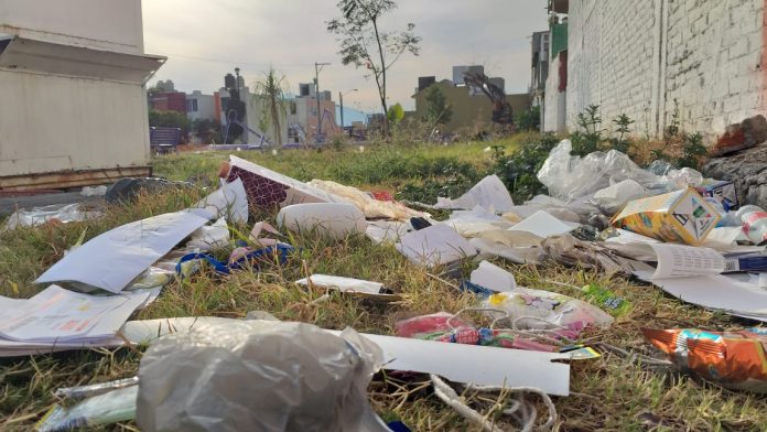 Habitantes de la colonia Praderas denunciaron a ciudadano que tira basura en área verde