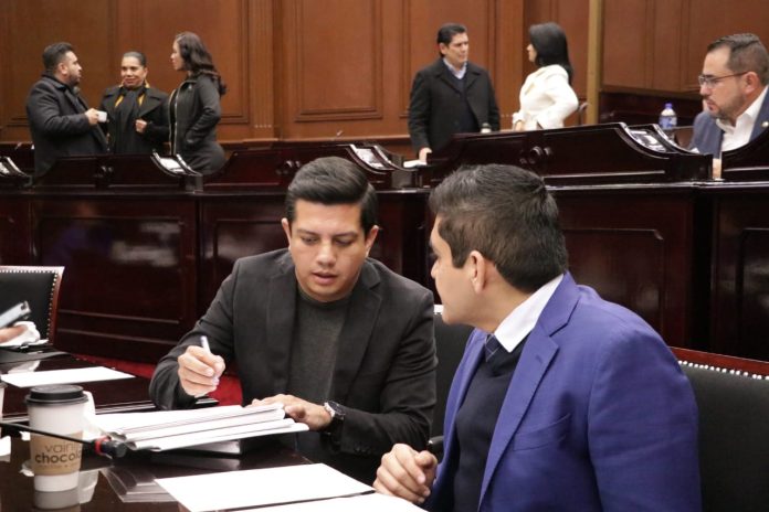 Diputados proponen eliminar impuesto de la gasolina
