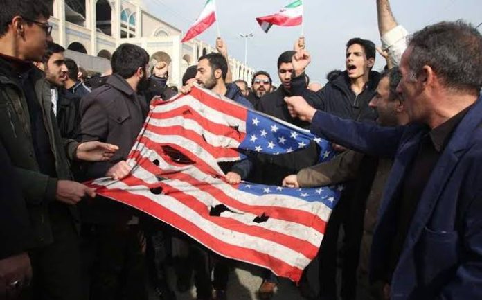 Estados Unidos pide a ciudadanos abandonar Irak; líder iraní jura venganza