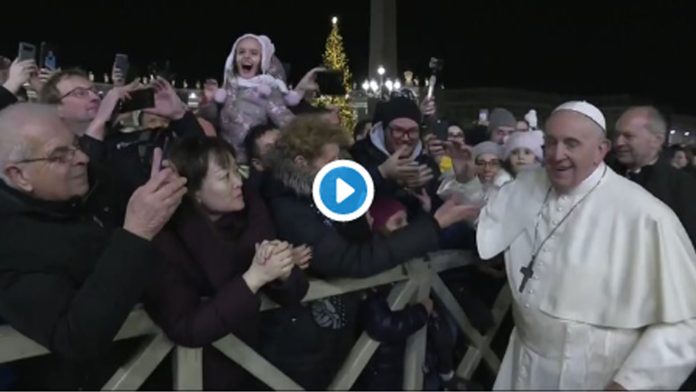 Video: Papa Francisco le da manotazo a mujer; pide disculpas
