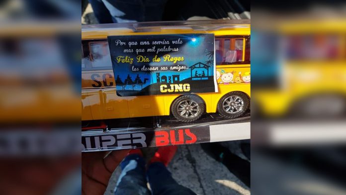 Como si fueran los Reyes Magos, sicarios del CJNG regalan juguetes a niños